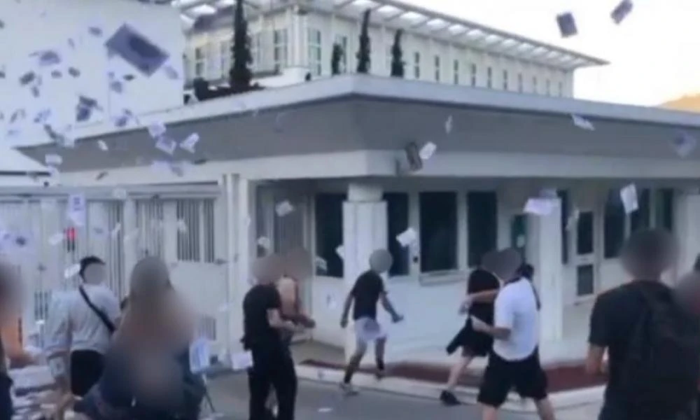 "Παρέμβαση" Ρουβίκωνα στην Πρεσβεία των ΗΠΑ για τις αμβλώσεις